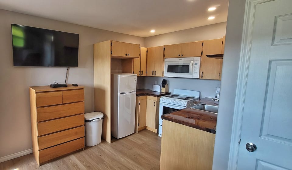 Studio Suite | Private kitchen | Fridge, microwave, coffee/tea maker