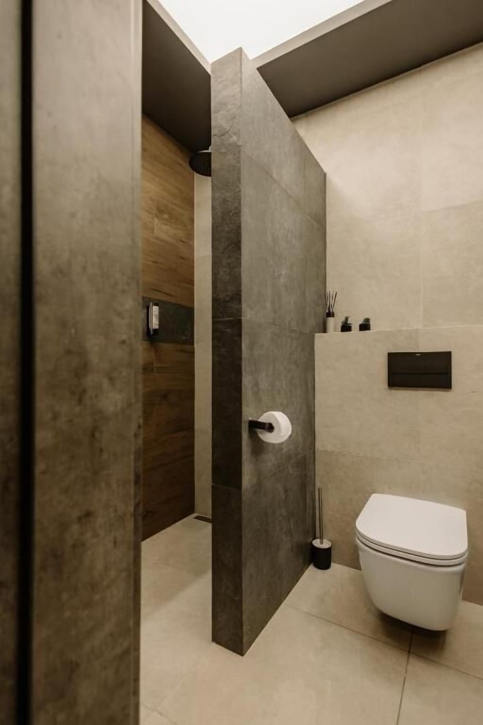 Studio Suite | Bathroom | Shower, rainfall showerhead, hair dryer, towels