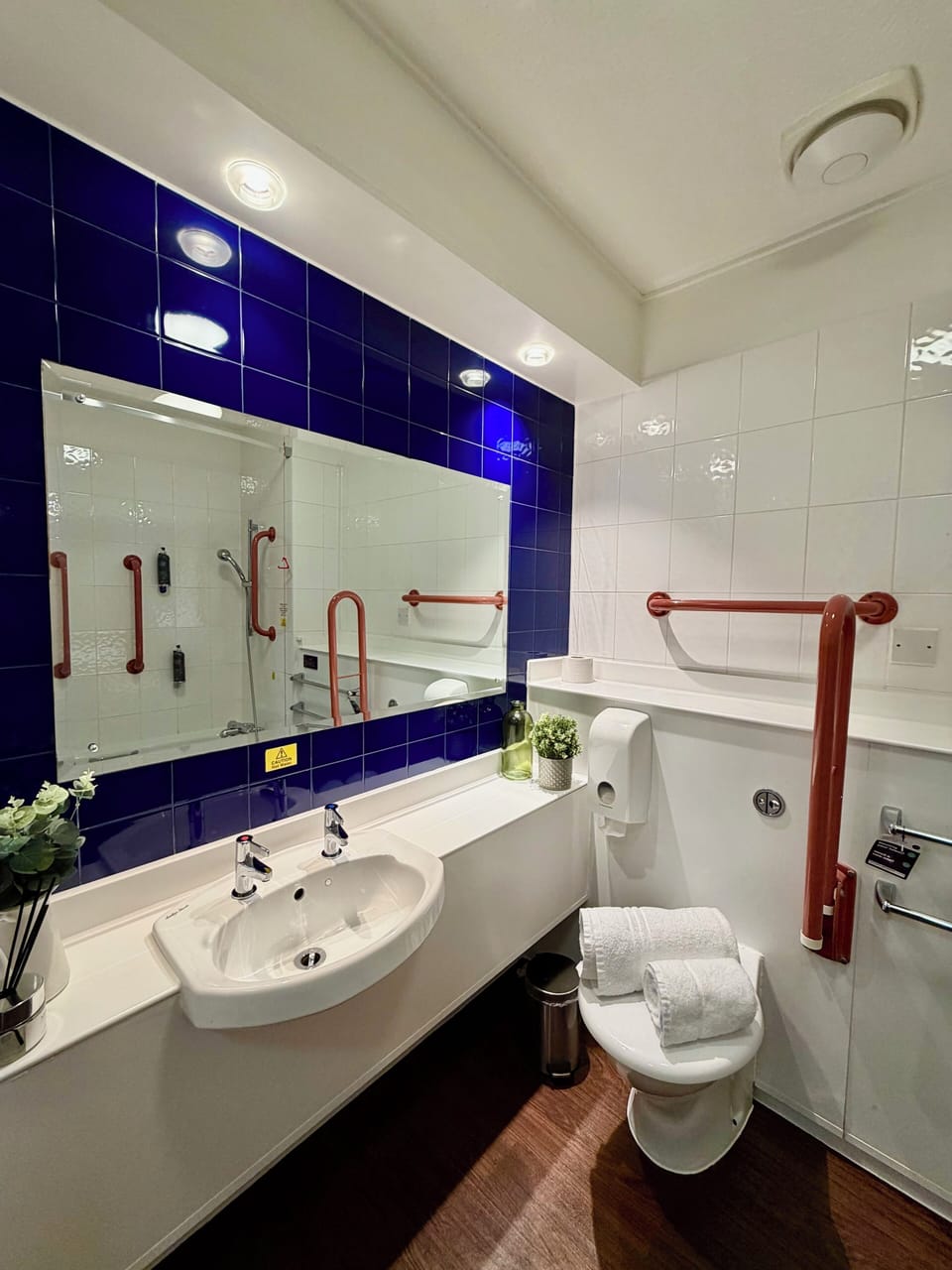 Premier Double Room | Bathroom | Combined shower/tub, free toiletries, hair dryer, towels