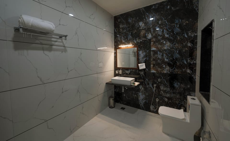 Deluxe Double Room | Bathroom | Shower, free toiletries, towels