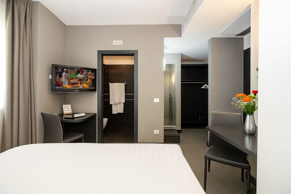In-room safe, desk, WiFi (free)