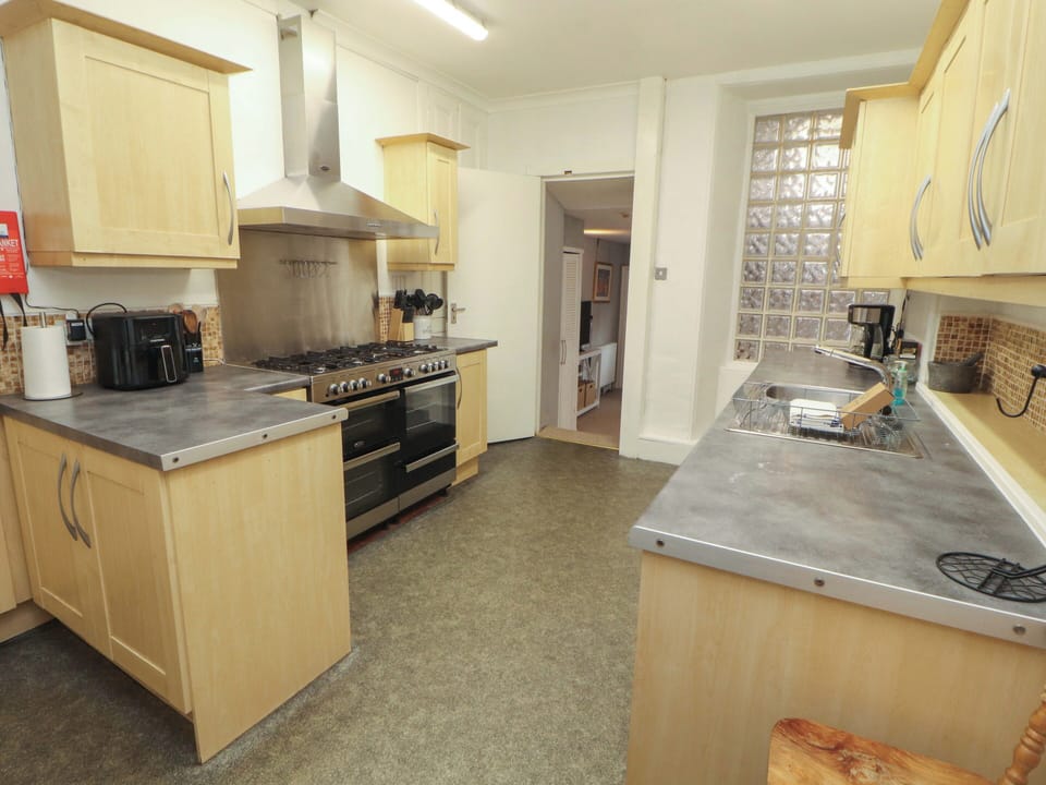 Cottage | Private kitchen | Dishwasher, cookware/dishes/utensils