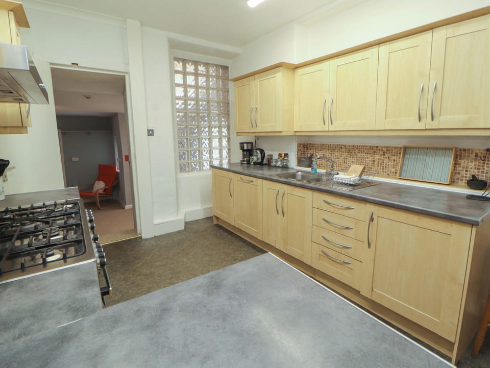 Cottage | Private kitchen | Dishwasher, cookware/dishes/utensils