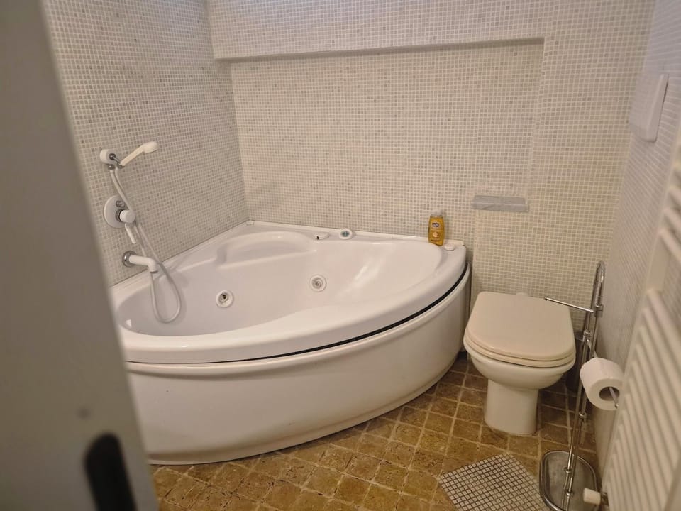Private spa tub