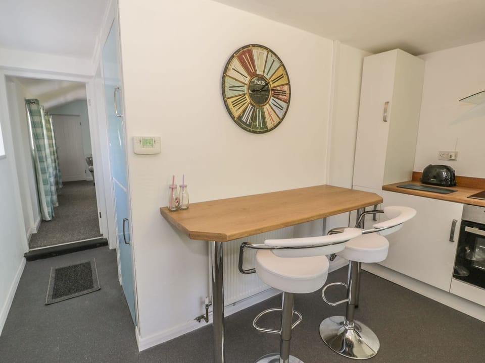 Fridge, dishwasher, cookware/dishes/utensils
