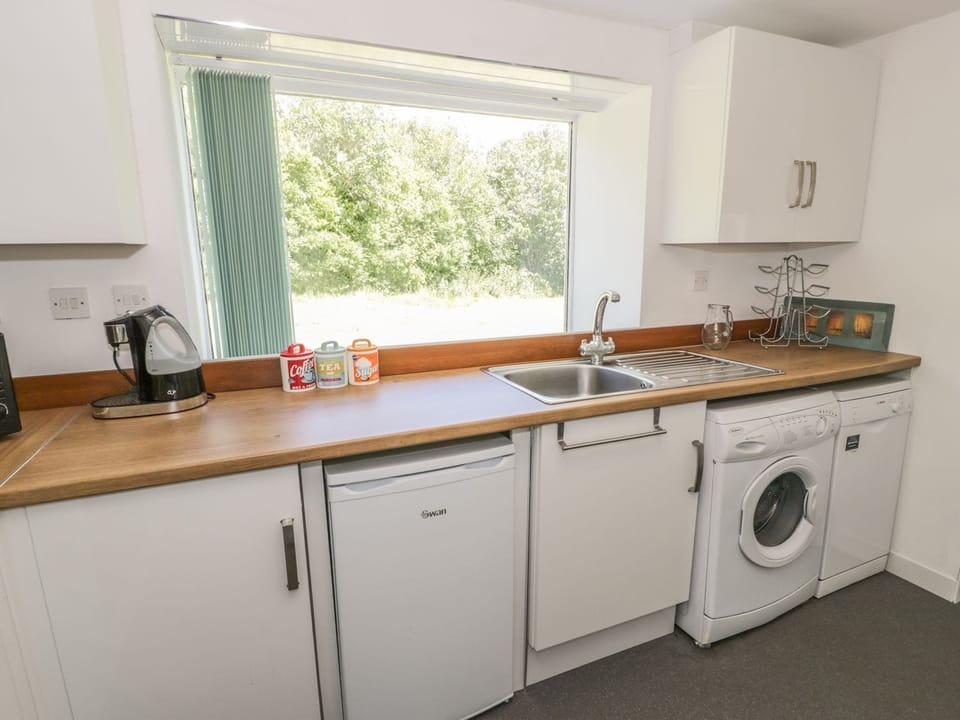 Fridge, dishwasher, cookware/dishes/utensils