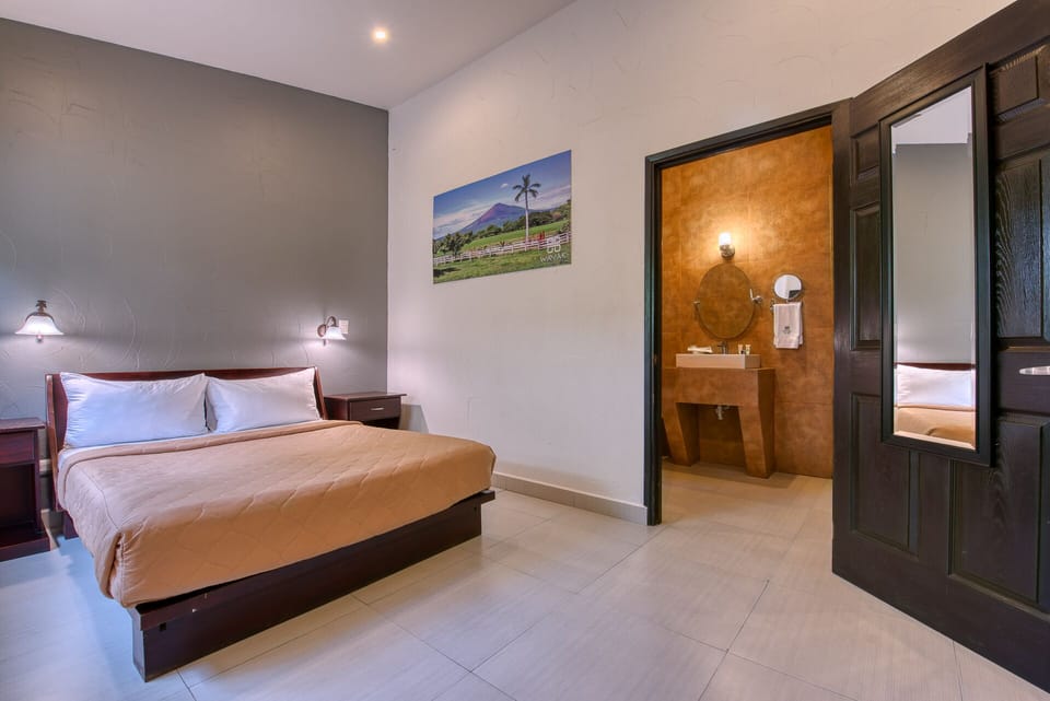 Comfort Room, 1 Queen Bed | Desk, iron/ironing board, WiFi (free), bed sheets