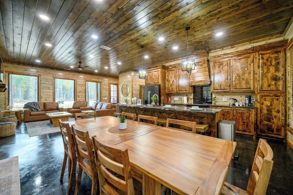 Cabin, Multiple Beds, Hot Tub, Garden View (River Fork Retreat) | Interior