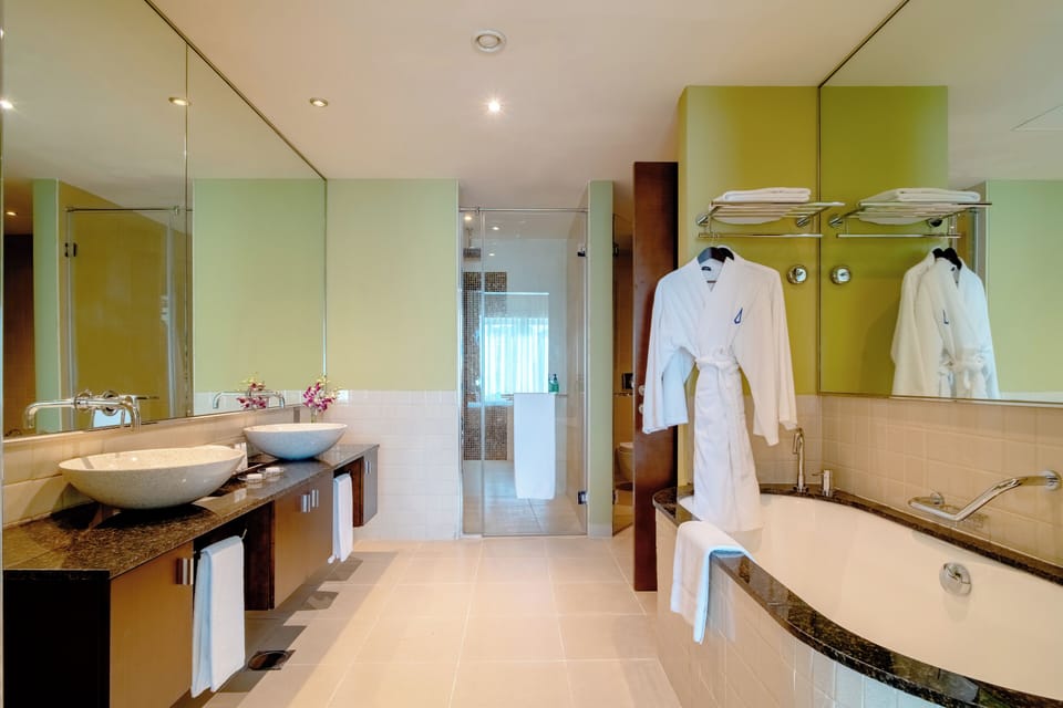 Executive Suite | Bathroom | Separate tub and shower, rainfall showerhead, free toiletries