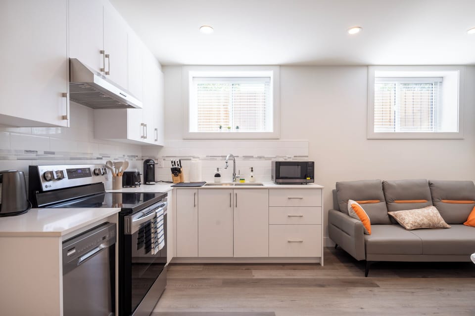 Comfort Apartment, 2 Bedrooms, Kitchen | Private kitchen | Full-size fridge, microwave, oven, stovetop