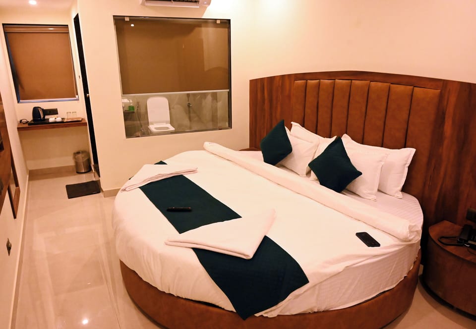 Deluxe Room | Desk, laptop workspace, free WiFi
