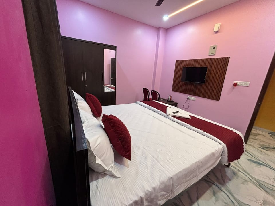 Deluxe Room, City View | Laptop workspace, WiFi (free)