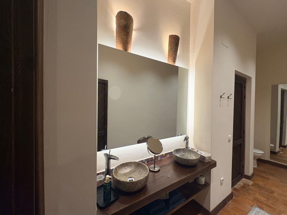 Classic Room, Air conditioning, Courtyard View | Bathroom | Hair dryer, towels, soap, toilet paper