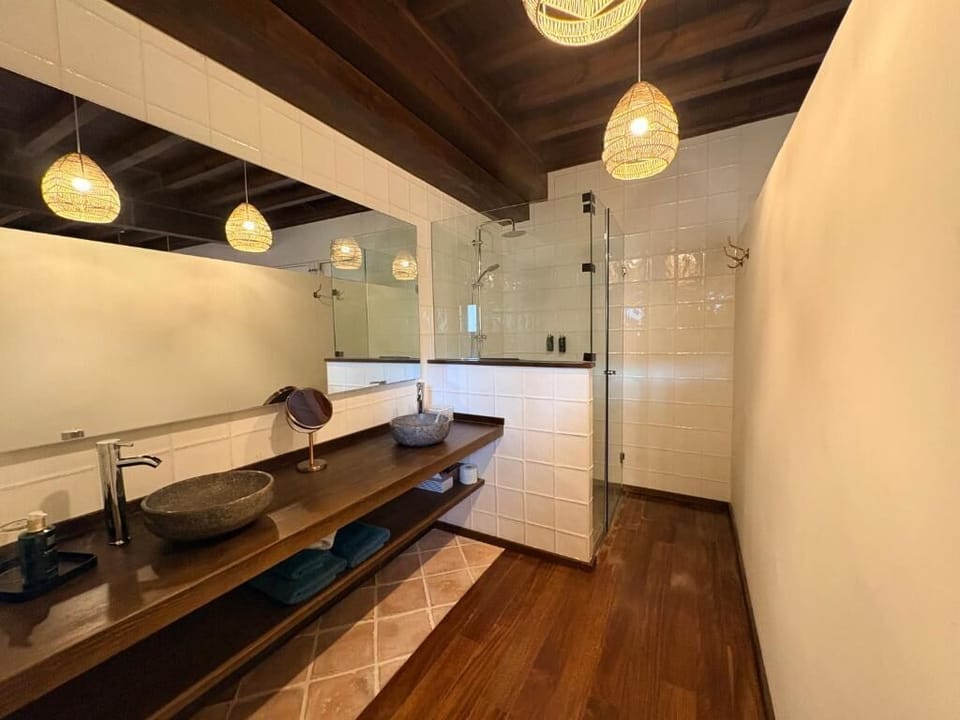 Deluxe Room, 1 King Bed, Air conditioning, Courtyard View | Bathroom | Hair dryer, towels, soap, toilet paper