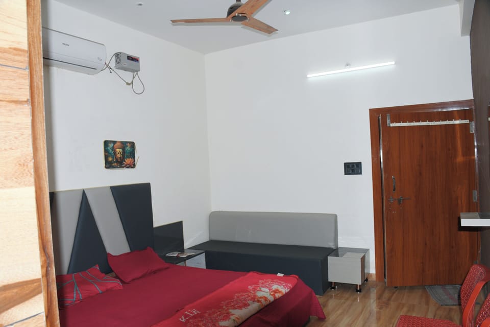 Luxury Room | Rollaway beds, free WiFi, bed sheets