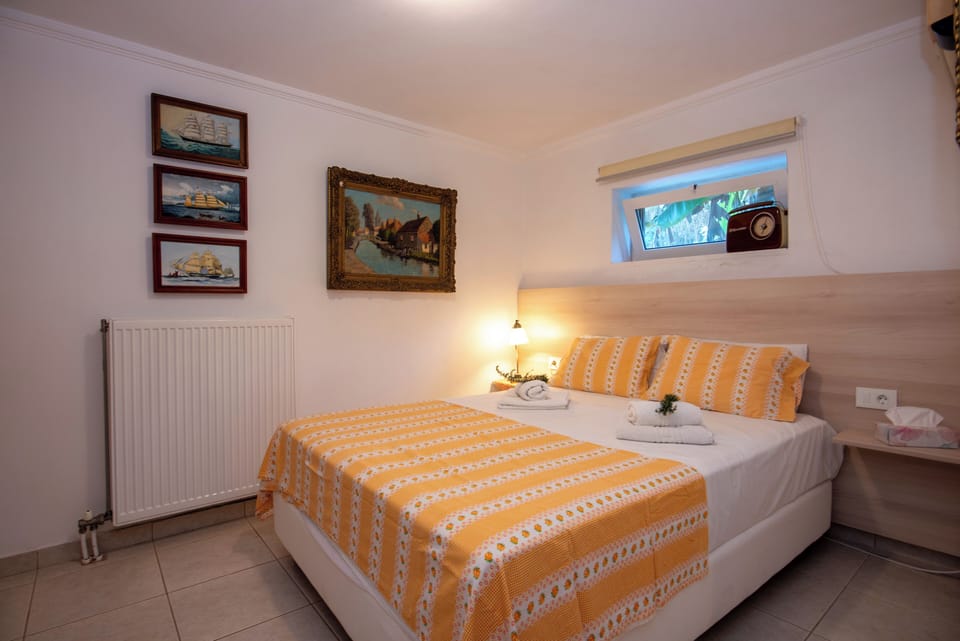 Luxury Apartment, Patio, Mountain View | Soundproofing, iron/ironing board, WiFi (free)