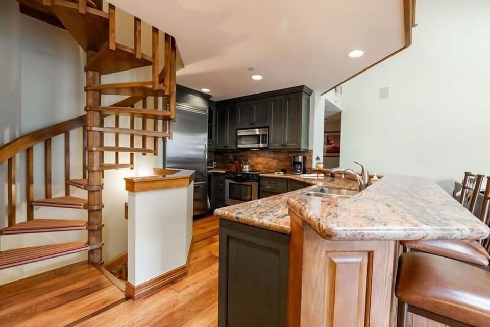 Condo, 5 Bedrooms | Private kitchen