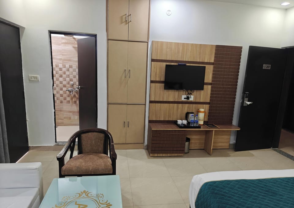 Luxury Studio Suite, Courtyard View | Hypo-allergenic bedding available, down comforters, Select Comfort beds