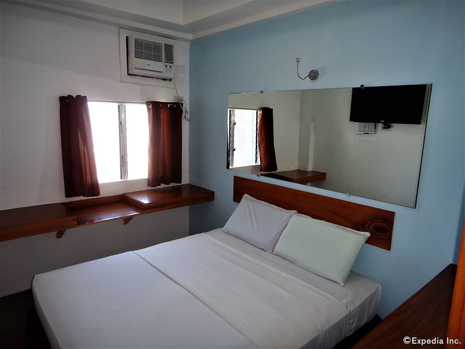 Cab Room | Desk, laptop workspace, soundproofing, free WiFi
