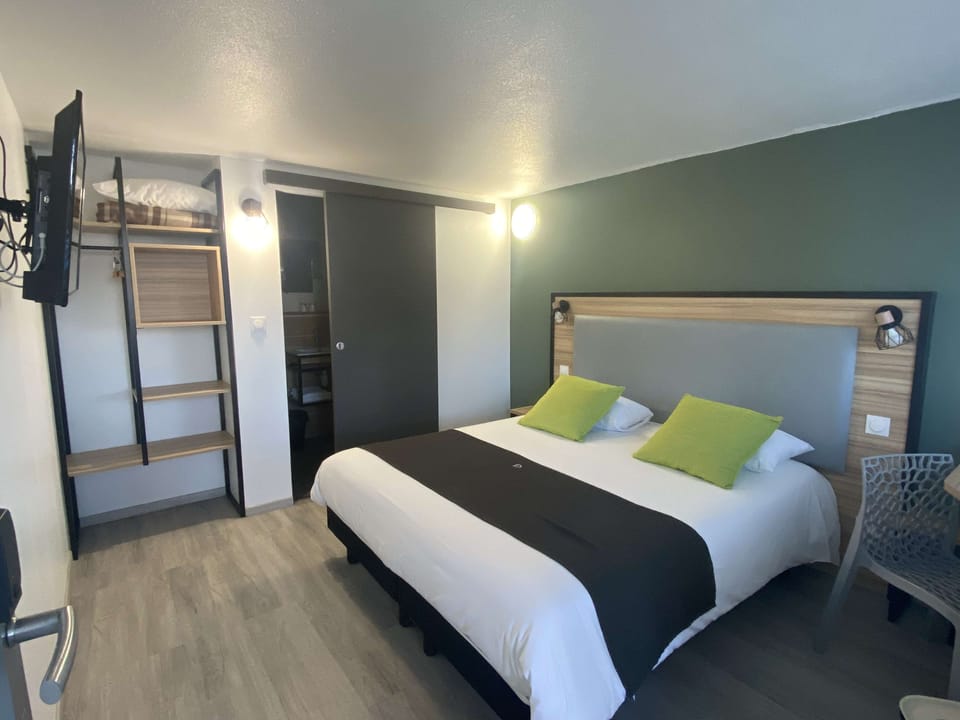 Standard Room, 1 Double Bed | Desk, laptop workspace, blackout drapes, iron/ironing board