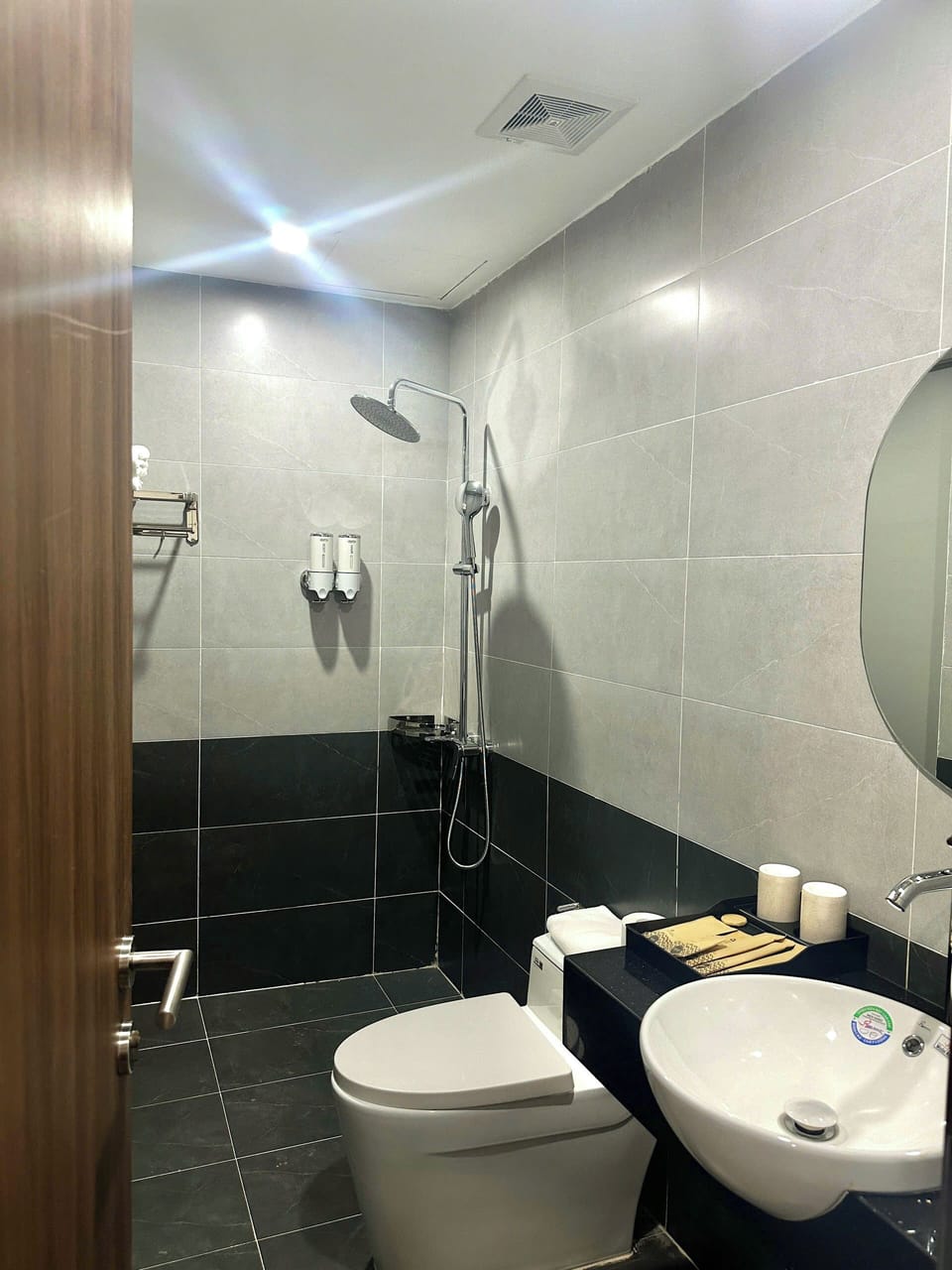 Luxury Room, City View | Bathroom | Shower, hair dryer, slippers, bidet