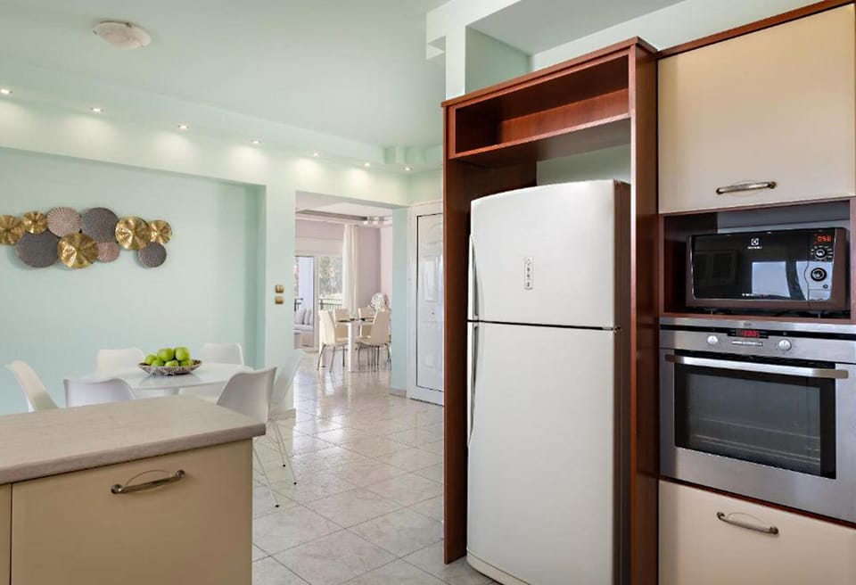 Deluxe Villa, 3 Bedrooms, Balcony, Beach View | Private kitchen