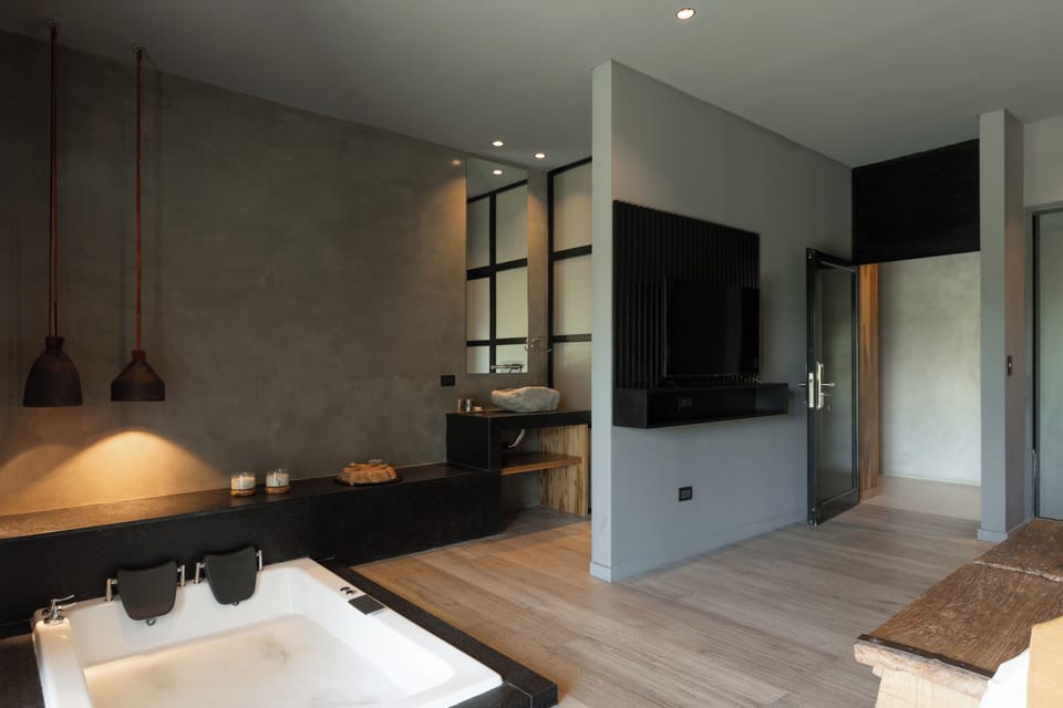 Deluxe Suite, Hill View | Premium bedding, in-room safe, laptop workspace, WiFi (free)