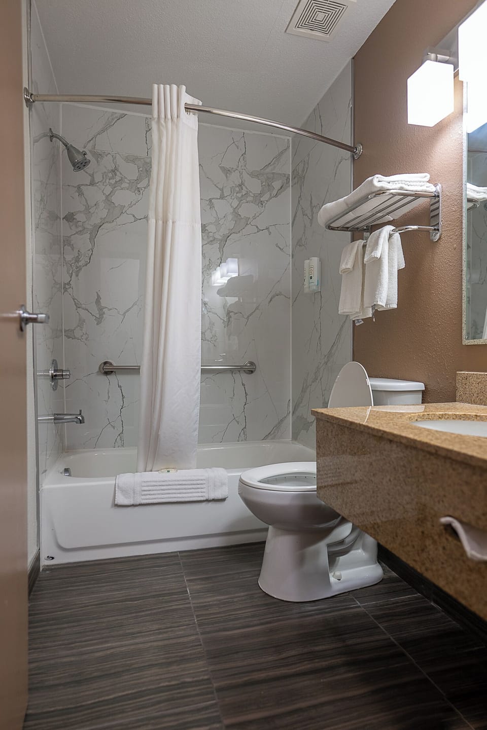 Combined shower/tub, free toiletries, hair dryer, towels