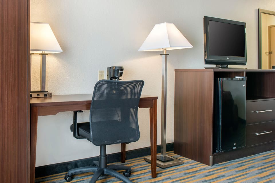 Premium bedding, desk, iron/ironing board, free WiFi