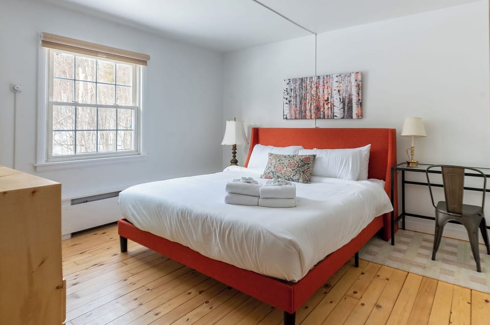 Premium Single Room, 1 King Bed | WiFi (free)
