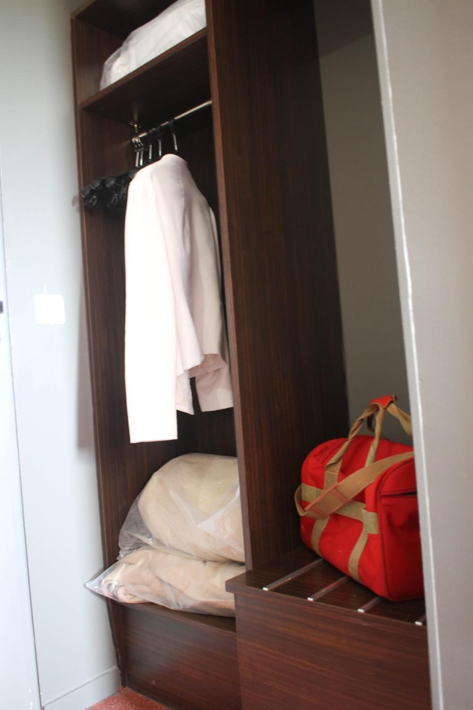 Single Room | Desk, blackout drapes, soundproofing, iron/ironing board