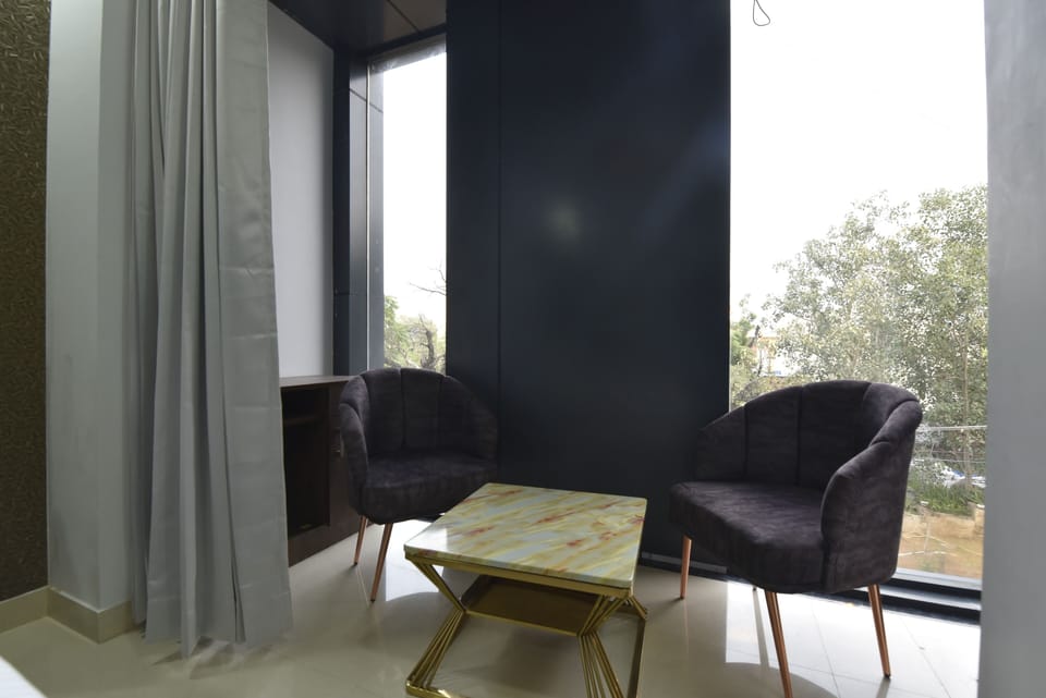 Suite Room | Living area | 30-inch LCD TV with cable channels