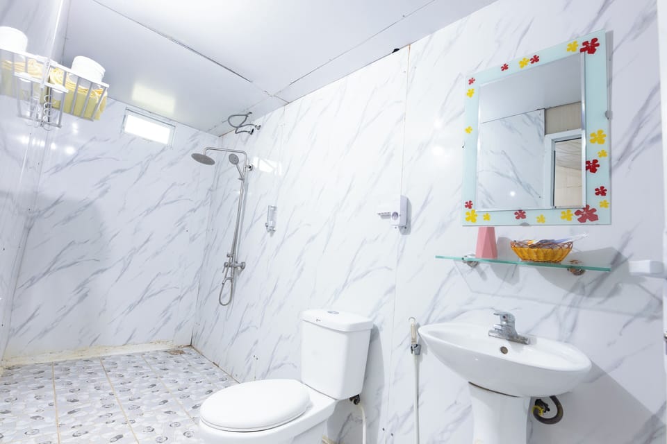 Shower, rainfall showerhead, free toiletries, hair dryer