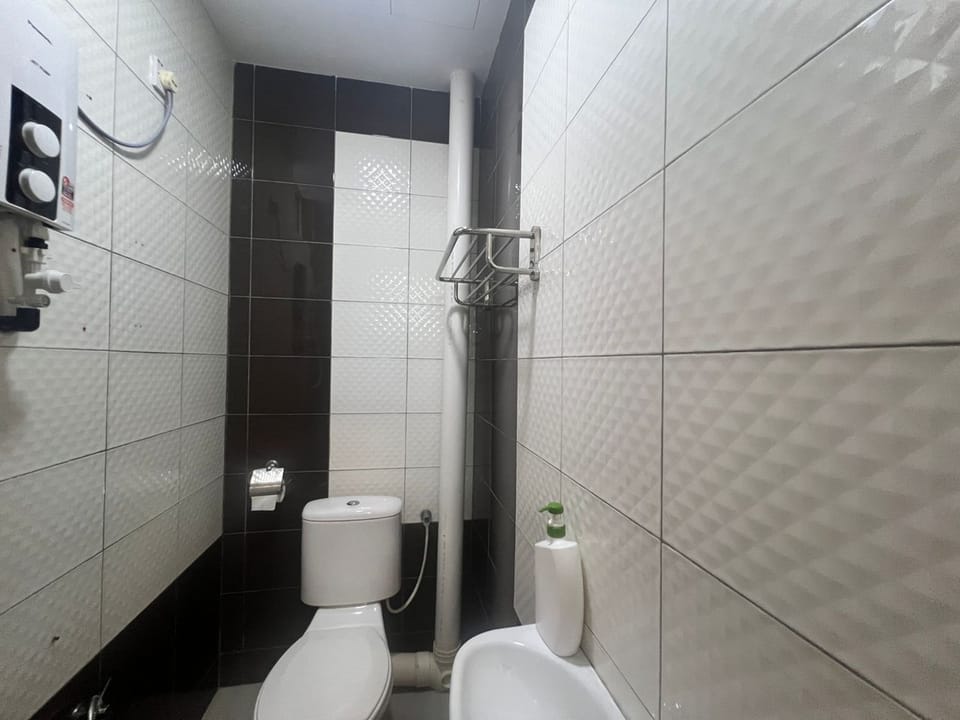 Deluxe Double Room | Bathroom | Shower, bidet, towels, toilet paper