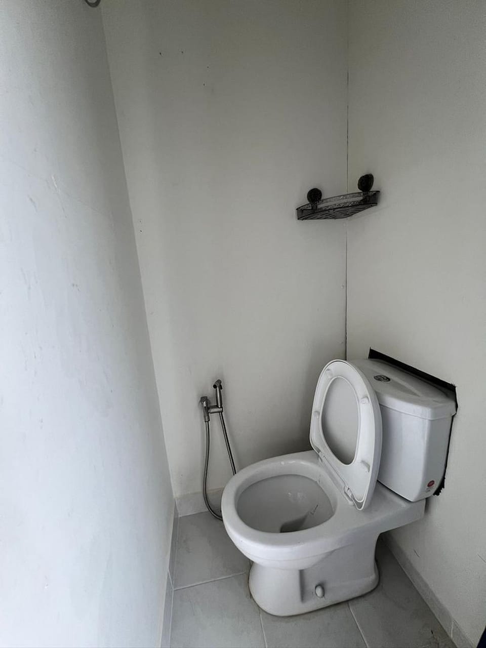 Basic Room | Bathroom | Shower, bidet, towels, soap