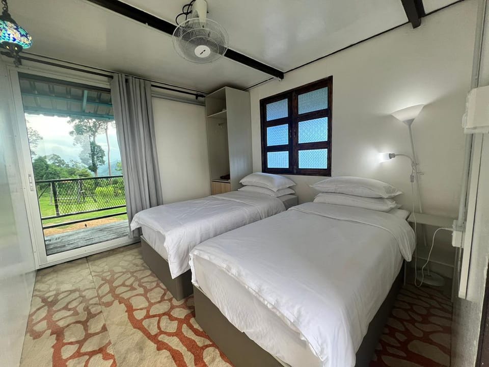 Twin Room | Desk, free WiFi, bed sheets