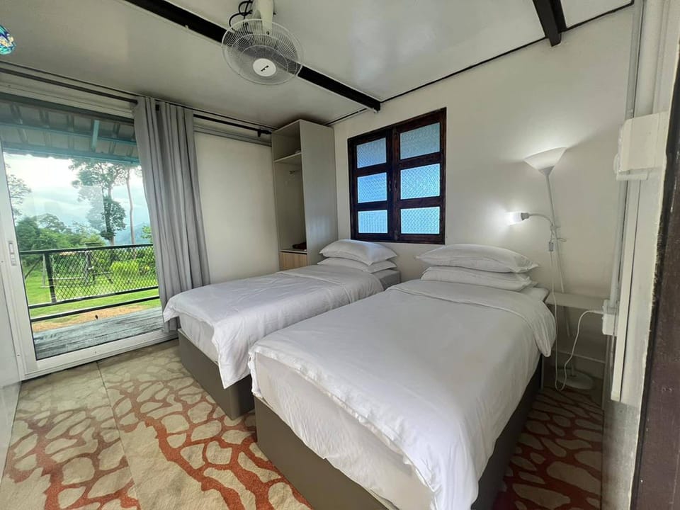 Twin Room | Desk, free WiFi, bed sheets