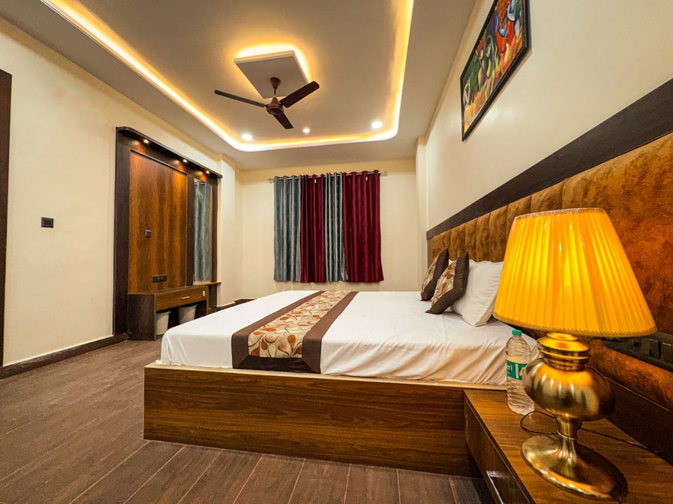 Family Room | Hypo-allergenic bedding, laptop workspace, soundproofing, free WiFi