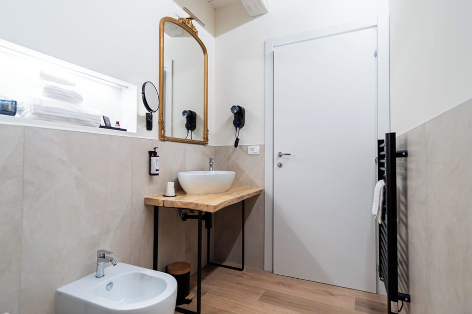Deluxe Quadruple Room | Bathroom | Hair dryer, towels, soap, shampoo