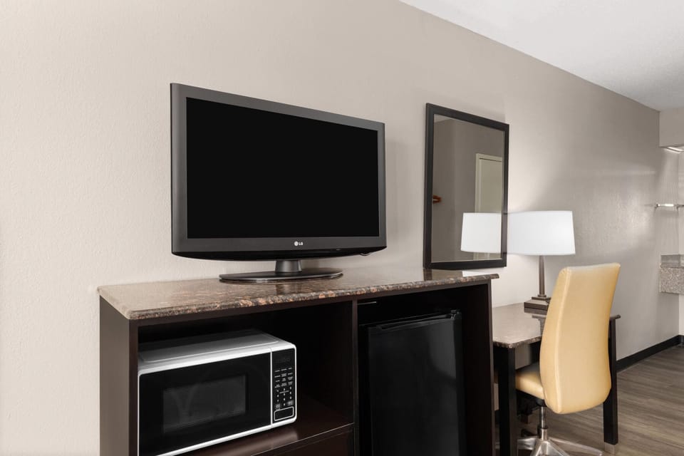 Room, 1 King Bed, Accessible, Non Smoking (Walk-In Shower) | Free WiFi, bed sheets
