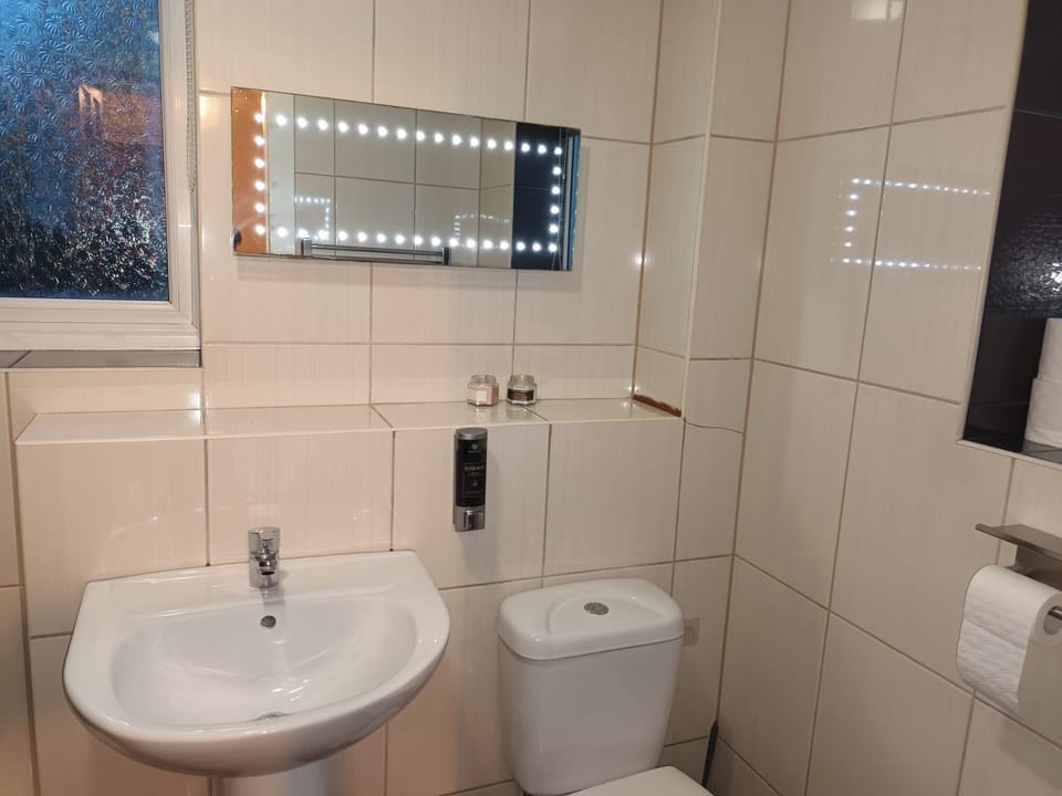 Combined shower/tub, deep soaking tub, towels