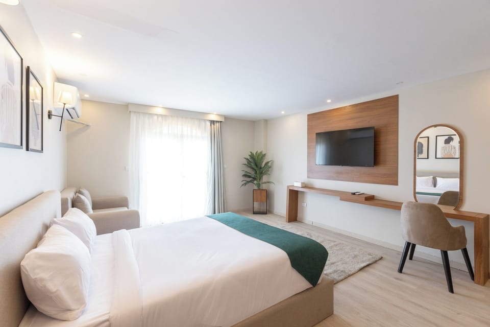 King Suite | Minibar, in-room safe, desk, blackout drapes