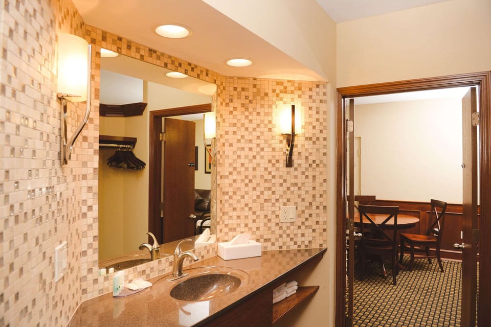 Combined shower/tub, free toiletries, hair dryer, towels