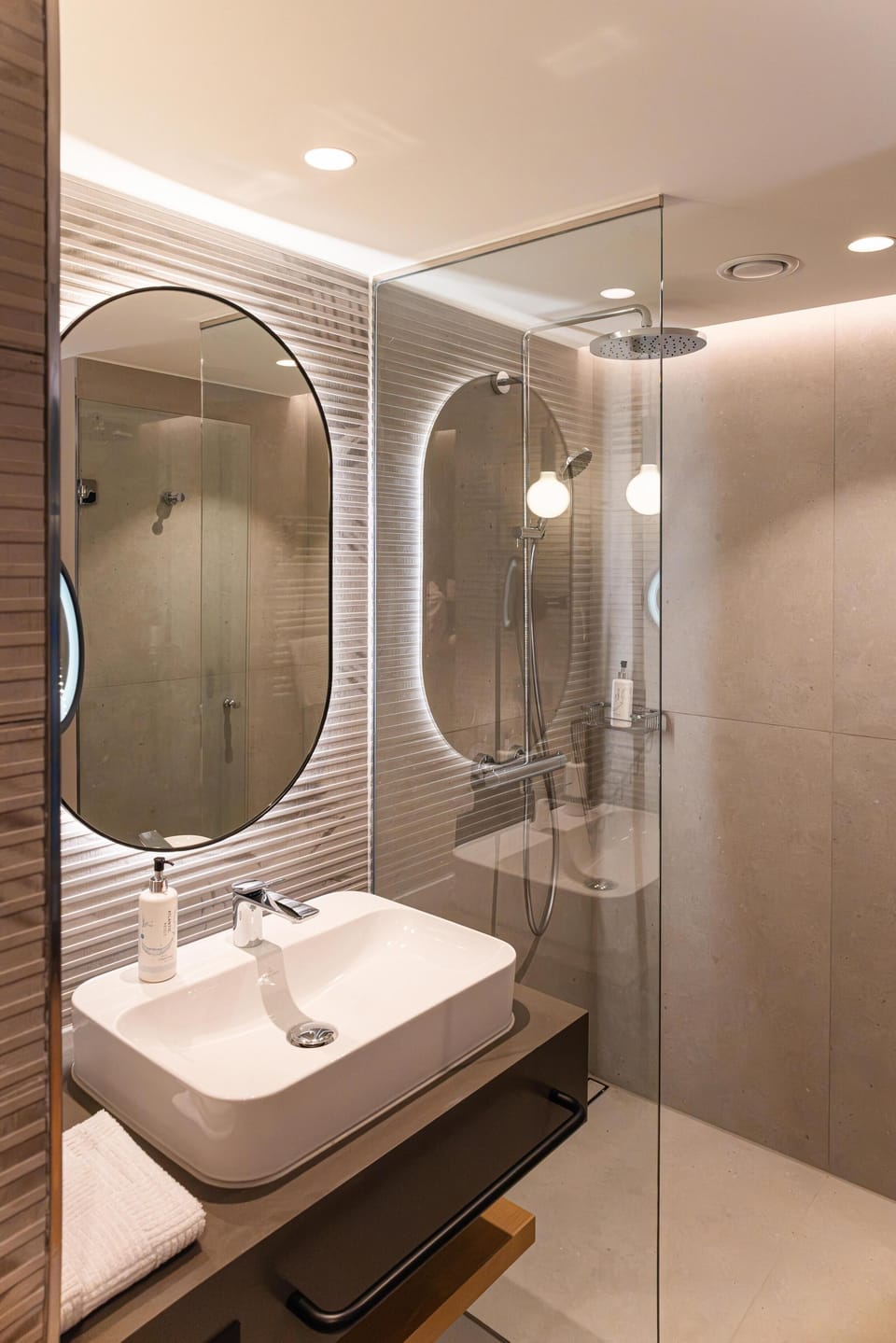 Superior Double Room | Bathroom | Free toiletries, hair dryer, towels, soap