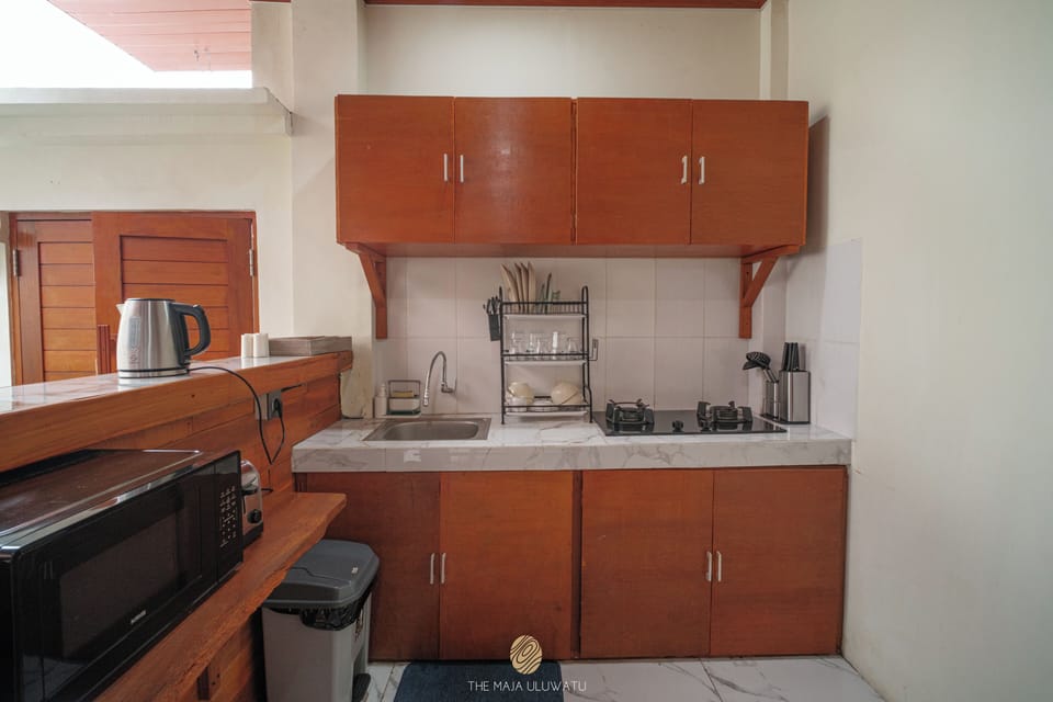 Family Cottage, 2 Bedrooms | Private kitchen | Electric kettle, toaster