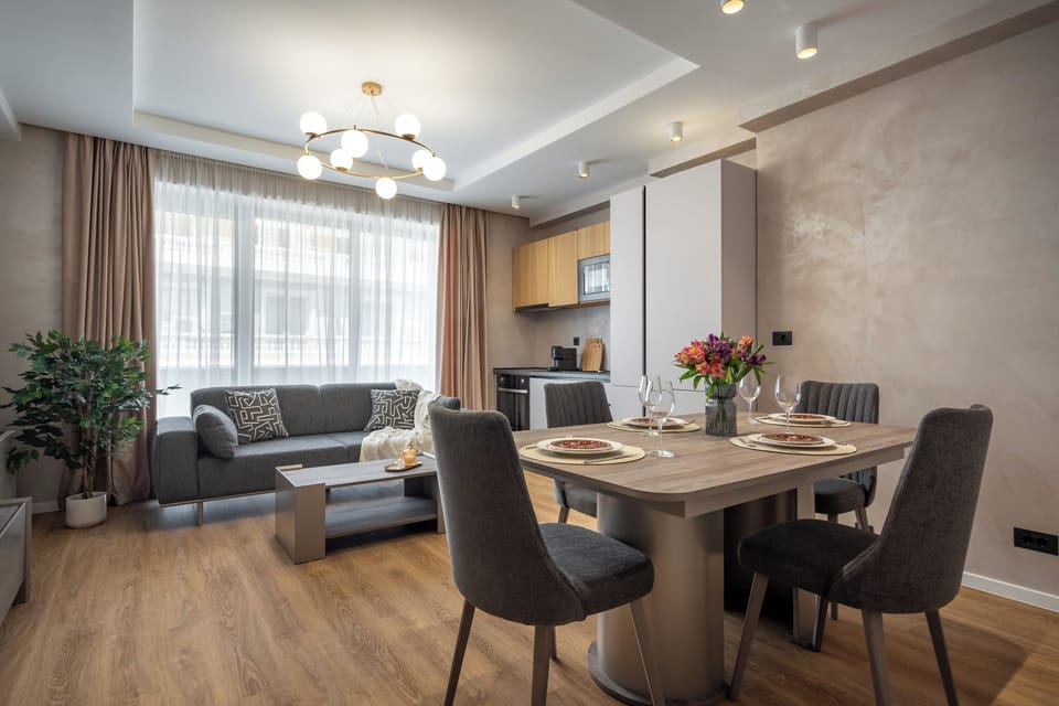 Luxury Apartment | Blackout drapes, soundproofing, WiFi (free)