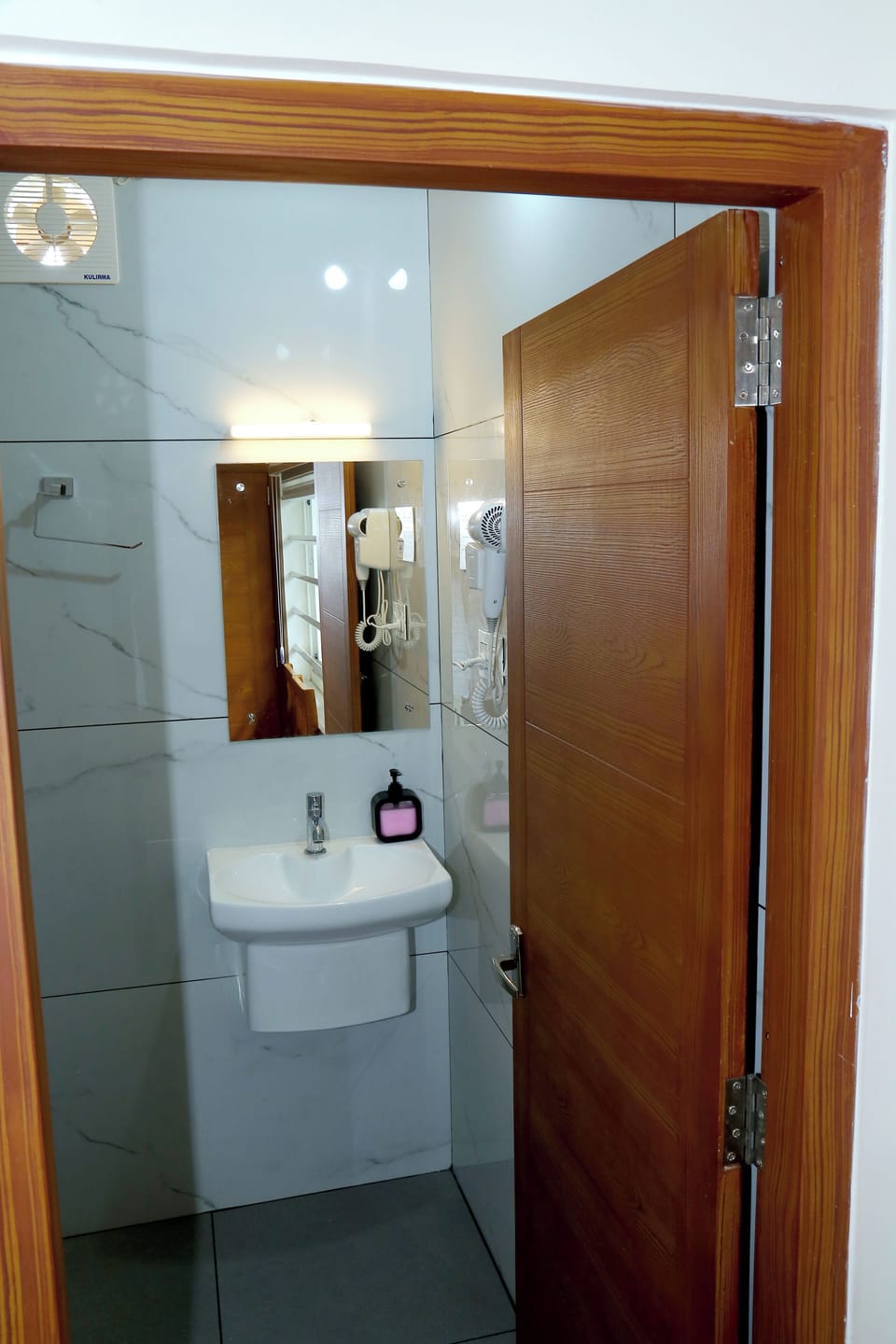 Superior Double Room, Balcony, Garden View | Bathroom | Shower, free toiletries, hair dryer, towels
