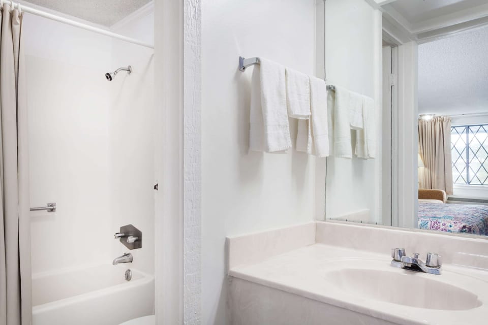 Combined shower/tub, free toiletries, towels