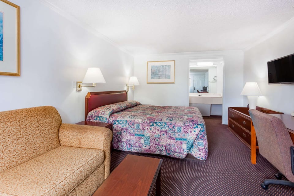 Desk, blackout drapes, free WiFi, bed sheets