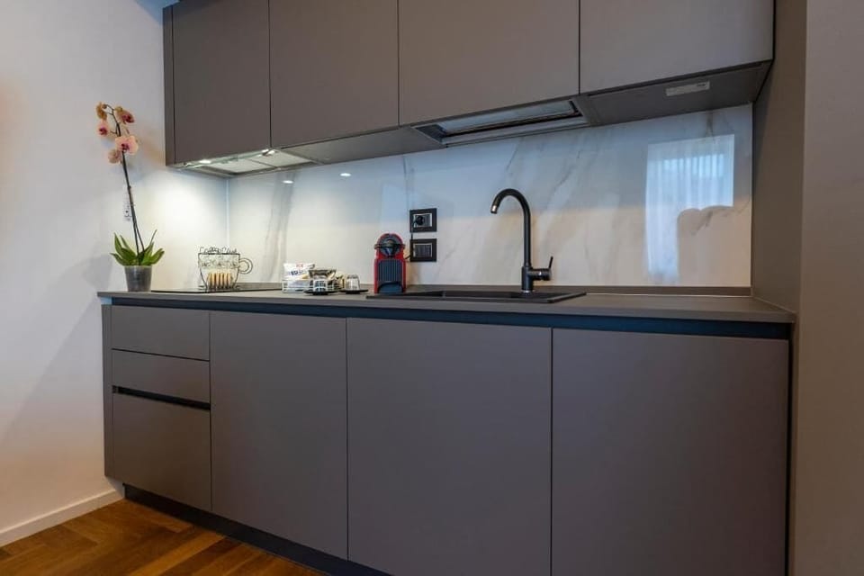 Suite, City View | Private kitchen
